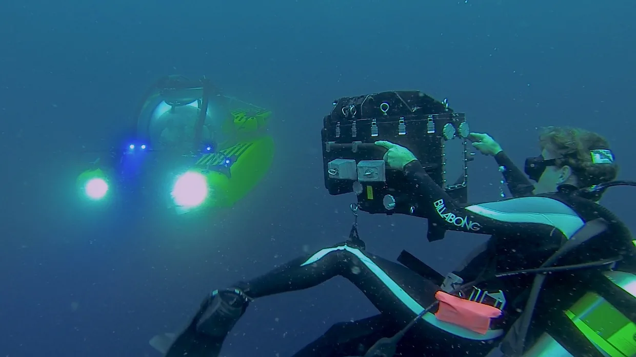 Underwater 3D camera with submersible
